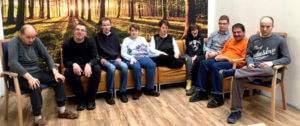 Gruppenfoto von neun Personen der Autismusgruppe.